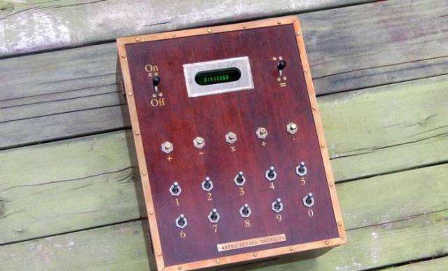 Una calculadora en color rojizo en madera  con los números y cuatro operciones
